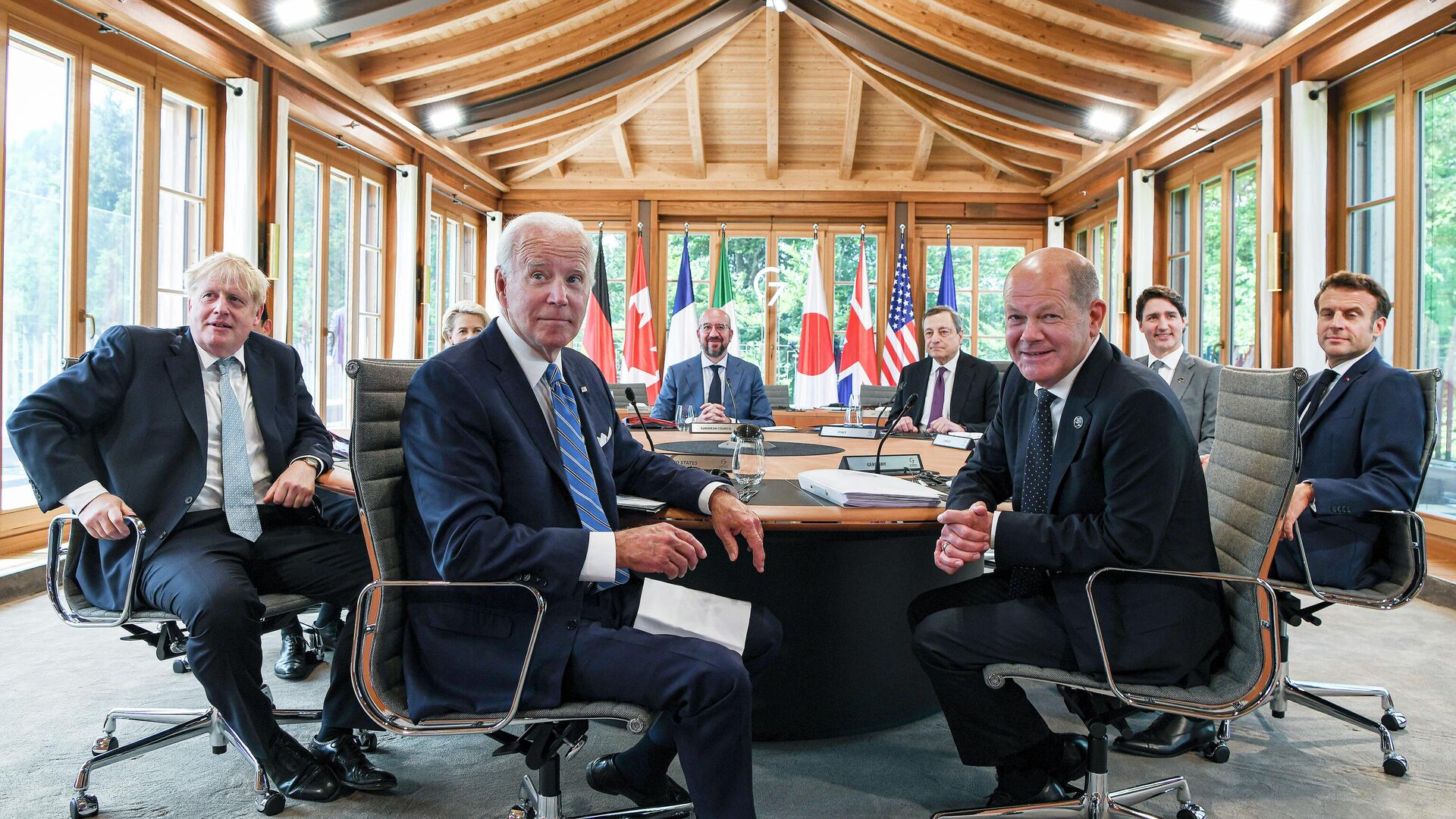 Президент США Джо Байден принимает участие в рабочем обеде с другими лидерами G7, чтобы обсудить формирование мировой экономики.  - Sputnik Грузия, 1920, 28.06.2022