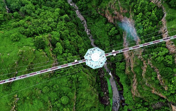 Длина стеклянного моста - 240 метров. Высота над землей - более 200 метров.  - Sputnik Грузия