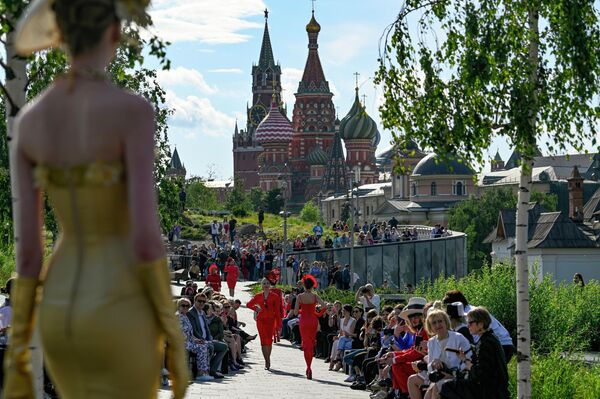 Московская неделя моды была направлена на поддержку огромной индустрии в мегаполисе.  - Sputnik Грузия