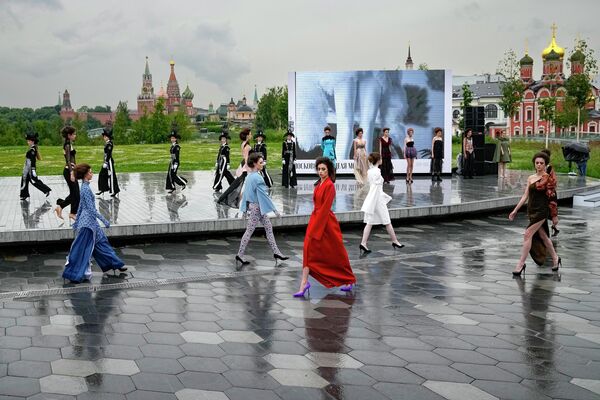 Модные показы проходили в центре Москвы на разных площадках.  - Sputnik Грузия