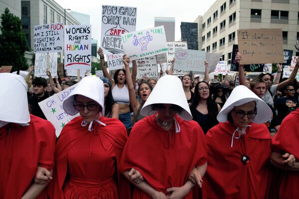 Активисты борются за право на аборты. В знак протеста они оделись в костюмы из &quot;Рассказа служанки&quot; во время марша в Денвере - Sputnik Грузия