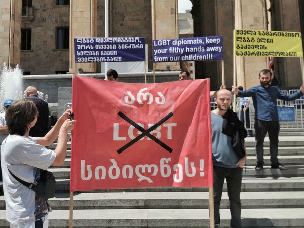 В случае малейшего нарушения общественного порядка полиция сразу задерживала протестующих.  - Sputnik Грузия