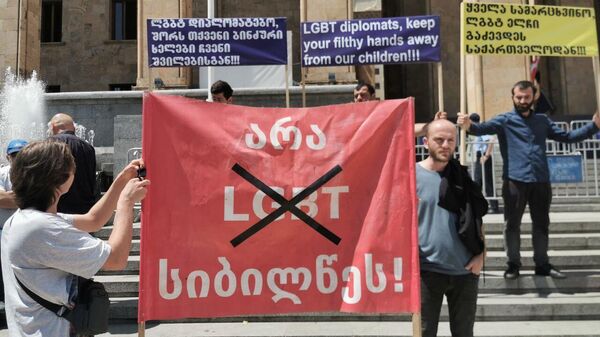 Акция протеста против ЛГБТ сообшества на проспекте Руставели - Sputnik Грузия