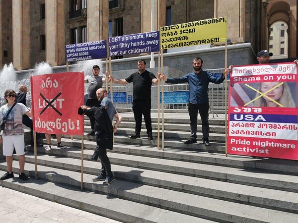Причиной протестов стало проведение Недели прайда в столице Грузии.  - Sputnik Грузия