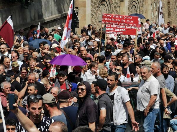 Участники протестов устраивали шествия по центральным улицам. Их акции собирали довольно много сторонников.  - Sputnik Грузия
