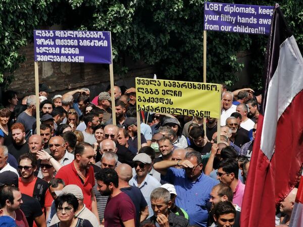 В последний день протестов участники митинга прошли шествием к офису правящей партии &quot;Грузинская мечта&quot;, а потом к офису ЕС. - Sputnik Грузия