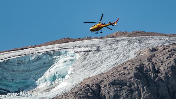Спасательный вертолет пролетает над ледником  - Sputnik Грузия