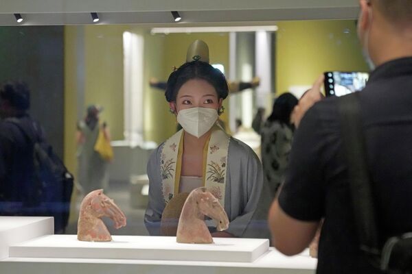 Теперь более 900 из этих сокровищ выставлены в новом Гонконгском дворце-музее - Sputnik Грузия