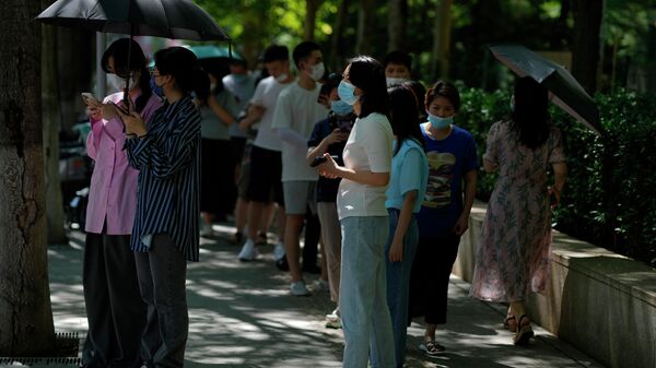 Жители Китая в масках во время пандемии коронавируса - Sputnik Грузия