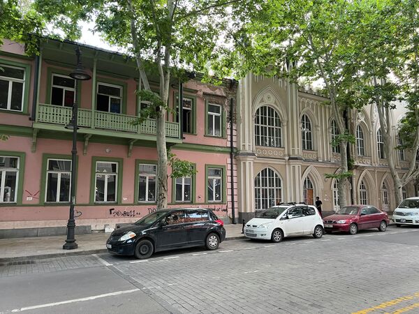 Территорию старейшей клиники Тбилиси вместе с комплексом зданий середины 19 века в марте этого года продали на аукционе - Sputnik Грузия