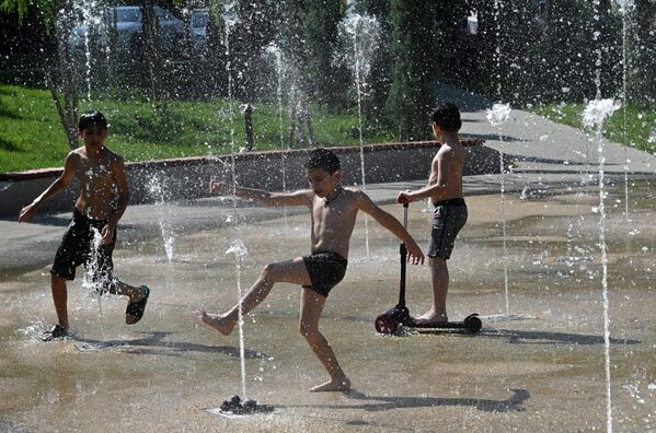 В такую погоду фонтаны - это спасение  для детей, играющих на улице - Sputnik Грузия