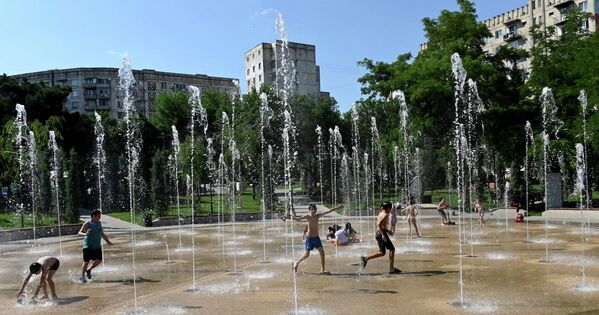 Словом, уличные сухие фонтаны, которых в Тбилиси становится все больше с каждым годом, в летнее время просто незаменимы - Sputnik Грузия