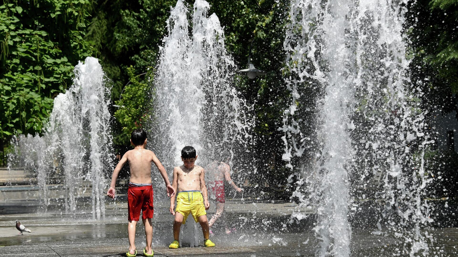 Летняя жара и фонтаны. Дети развлекаются и купаются в жаркий летний день - Sputnik Грузия, 1920, 11.07.2022