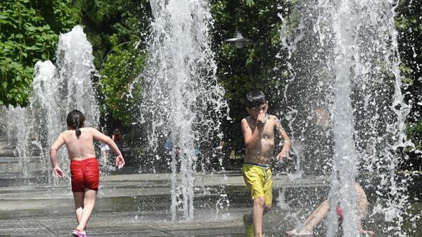 Летняя жара и фонтаны. Дети развлекаются и купаются в жаркий летний день - Sputnik Грузия