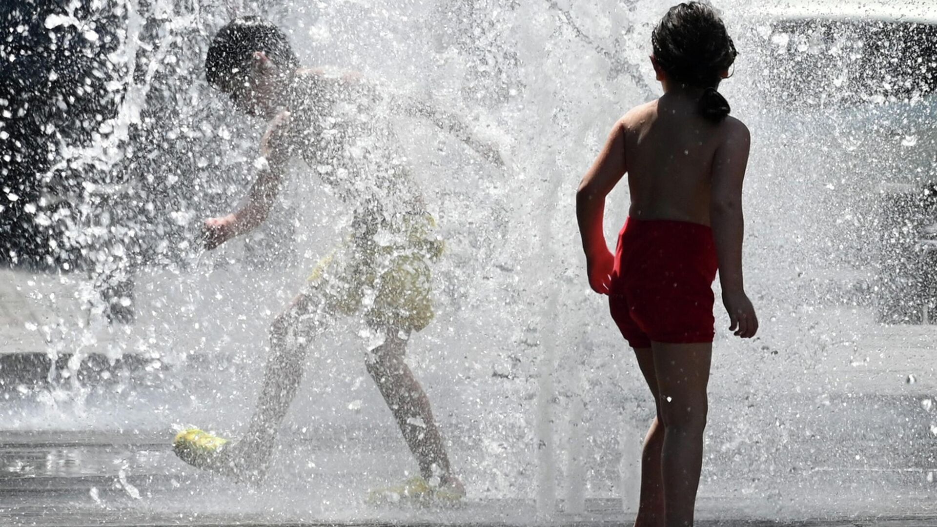 Летняя жара и фонтаны. Дети развлекаются и купаются в жаркий летний день - Sputnik Грузия, 1920, 14.07.2022