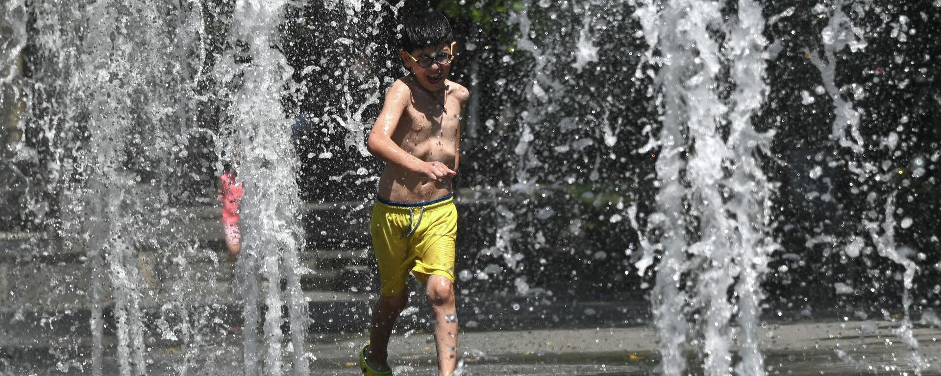 Летняя жара и фонтаны. Дети развлекаются и купаются в жаркий летний день - Sputnik Грузия, 1920, 27.07.2022
