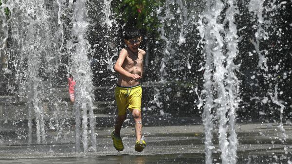Летняя жара и фонтаны. Дети развлекаются и купаются в жаркий летний день - Sputnik Грузия
