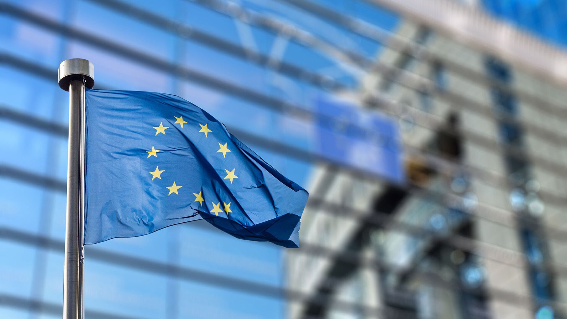 Флаг Евросоюза напротив здания европарламента в Брюсселе - Sputnik Грузия, 1920, 11.07.2022