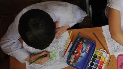 Ученики на уроке рисования