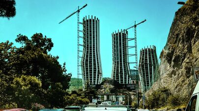 Вид на город Тбилиси - район Ваке, строительство новых высотных домов