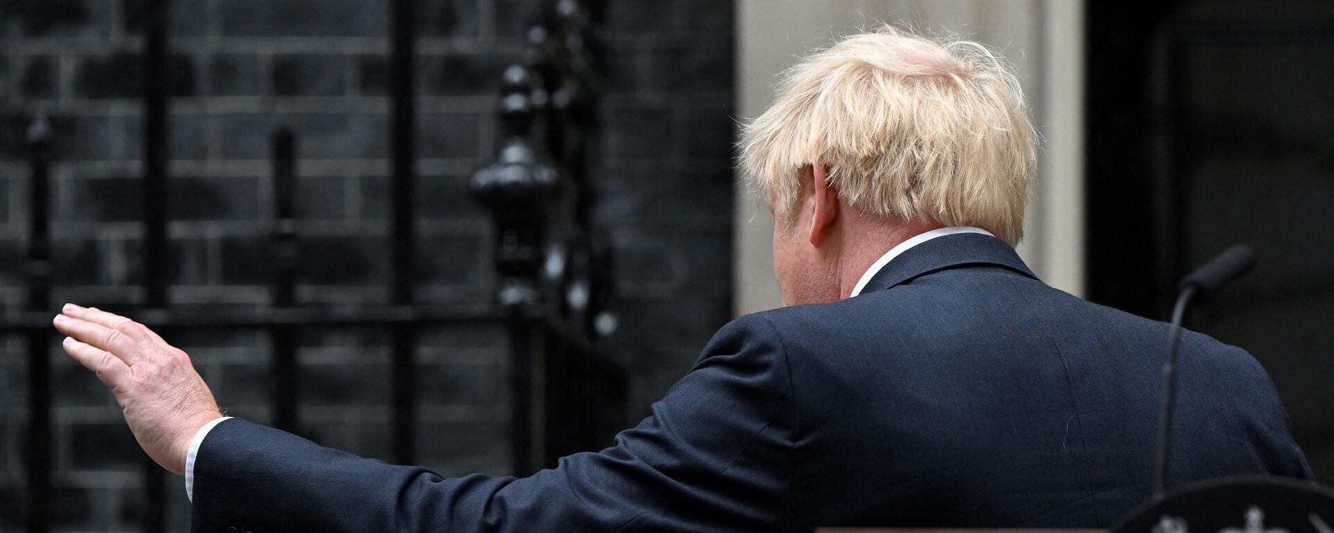 Britain's Prime Minister Boris Johnson leaves after making a statement in front of 10 Downing Street in central London on July  - Sputnik Грузия, 1920, 14.07.2022
