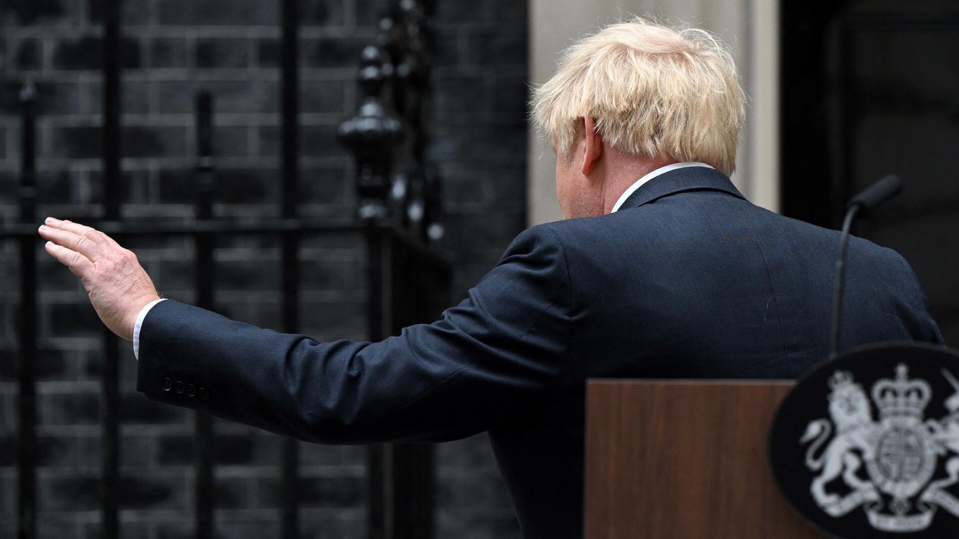 Britain's Prime Minister Boris Johnson leaves after making a statement in front of 10 Downing Street in central London on July  - Sputnik Грузия, 1920, 14.07.2022