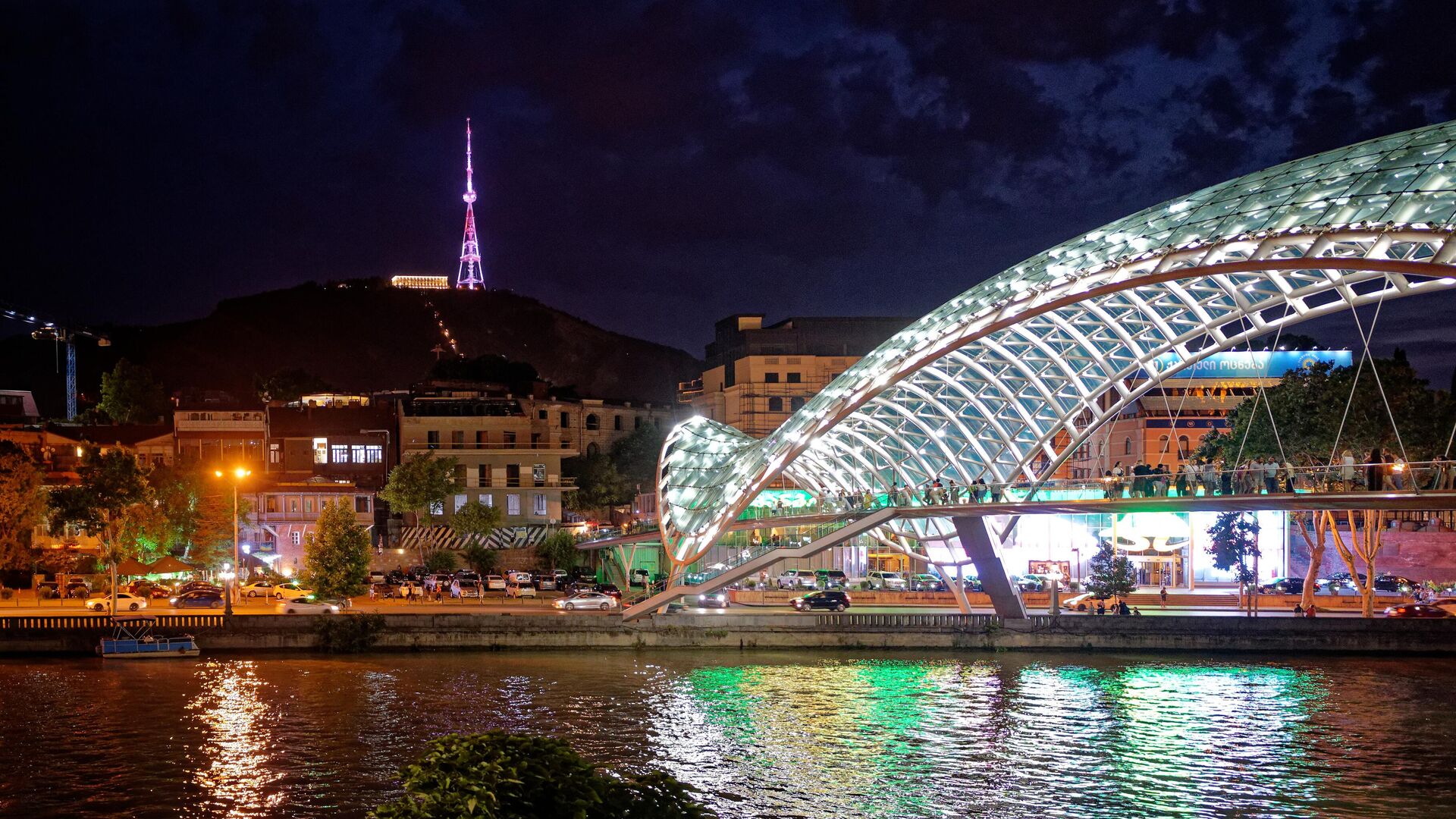 Ночной вид на город Тбилиси и мост Мира - Sputnik Грузия, 1920, 21.05.2023