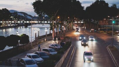 Автомобили на набережной у моста Бараташвили в Тбилиси
