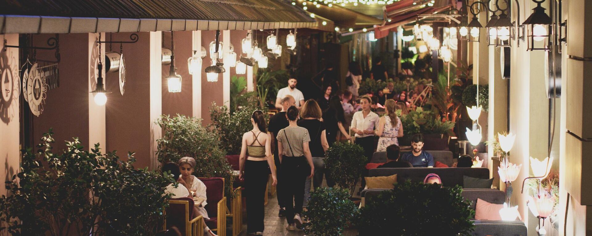 Туристы на улице Шардена в старом Тбилиси среди кафе и ресторанов - Sputnik Грузия, 1920, 22.01.2026