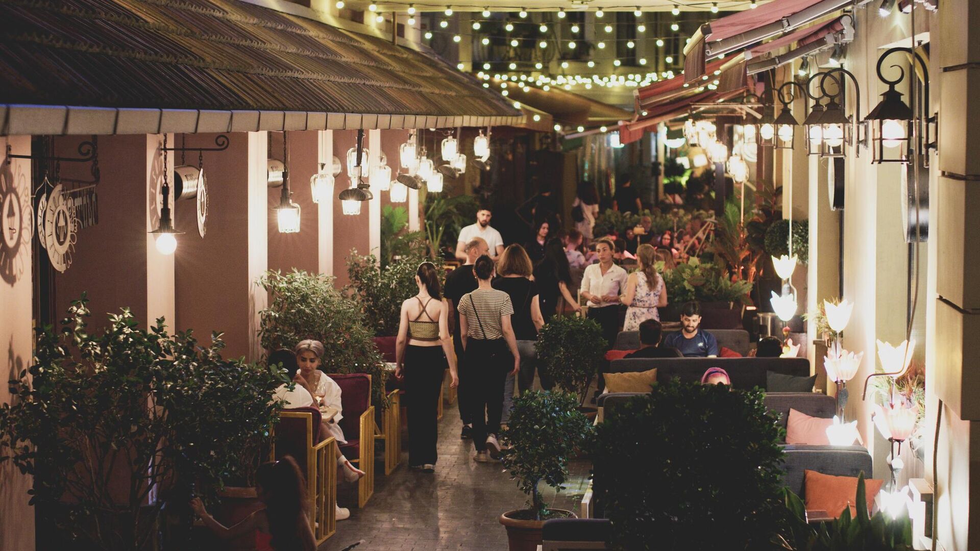 Туристы на улице Шардена в старом Тбилиси среди кафе и ресторанов - Sputnik Грузия, 1920, 07.09.2022