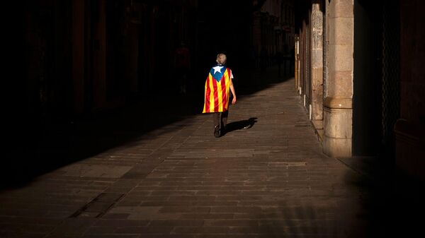 Женщина с флагом эстелады или независимости идет по пустой улице во время Национального дня Каталонии (11 сентября 2020). Барселона - Sputnik Грузия