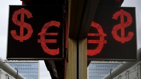Электронное табло со знаками доллара и евро - Sputnik Грузия