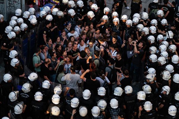 Полицейские окружают протестующих во время митинга в районе Кадыкёй в Стамбуле - Sputnik Грузия