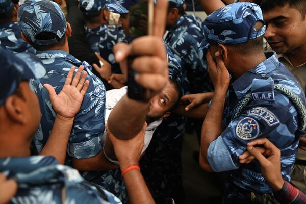 Сотрудники службы безопасности задерживают активиста Индийского молодежного конгресса (IYC) во время акции протеста против центрального правительства из-за роста инфляции и безработицы в Нью-Дели - Sputnik Грузия