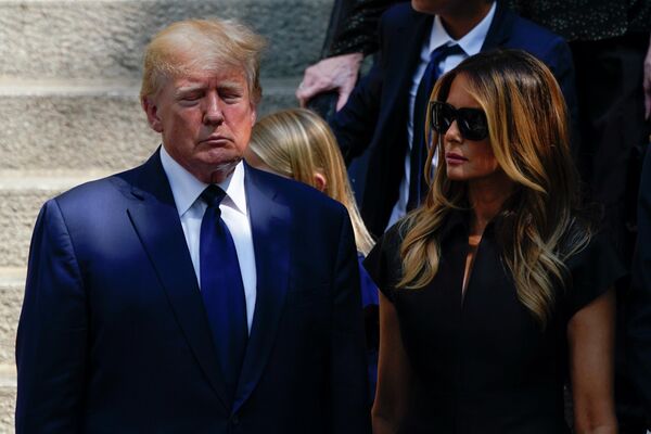 Бывший президент Дональд Трамп и его жена Мелания Трамп стоят у римско-католической церкви Святого Винсента Феррера после похорон Иваны Трамп - Sputnik Грузия