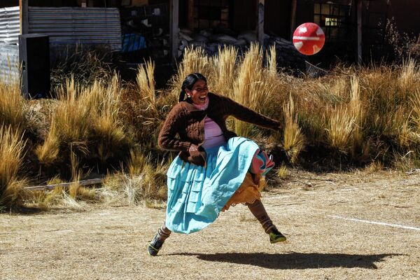 Женщина из числа коренного населения аймара играет в футбол в Пуно, на юге Перу - Sputnik Грузия