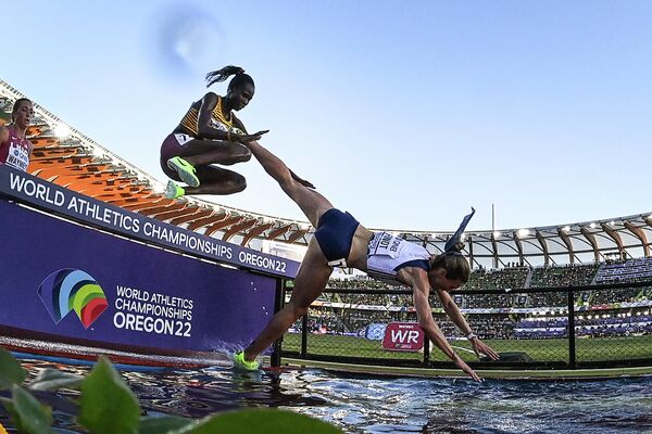 Элис Фино из Франции падает в воду во время финального забега среди женщин на 3000 метров с препятствиями во время чемпионата мира по легкой атлетике в Хейворд Филд  - Sputnik Грузия