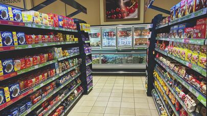 Супермаркет - полки с продуктами