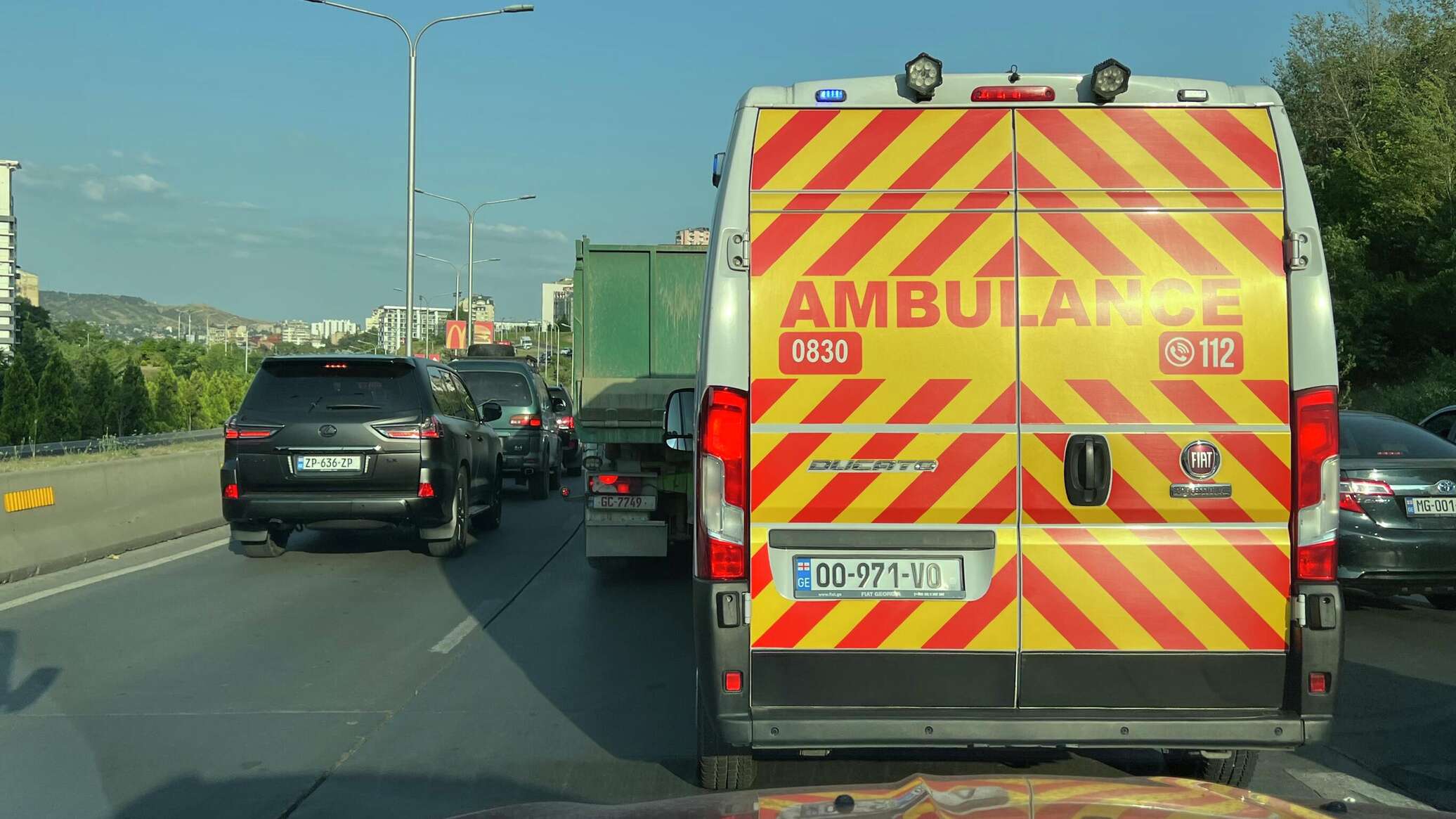 Лифт с людьми сорвался в жилом доме в Тбилиси в Рождество