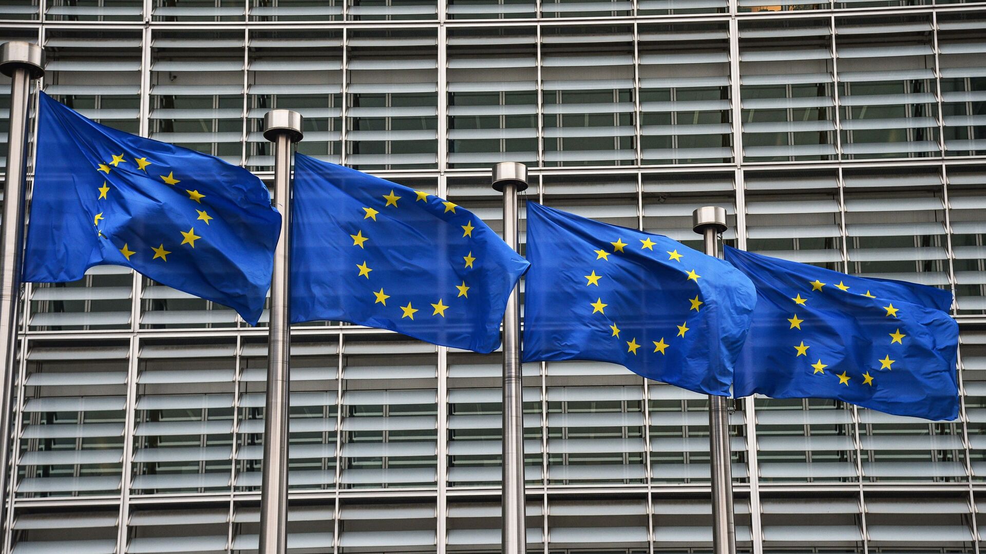 Флаги с символикой Евросоюза у здания Еврокомиссии в Брюсселе. - Sputnik Грузия, 1920, 25.07.2022