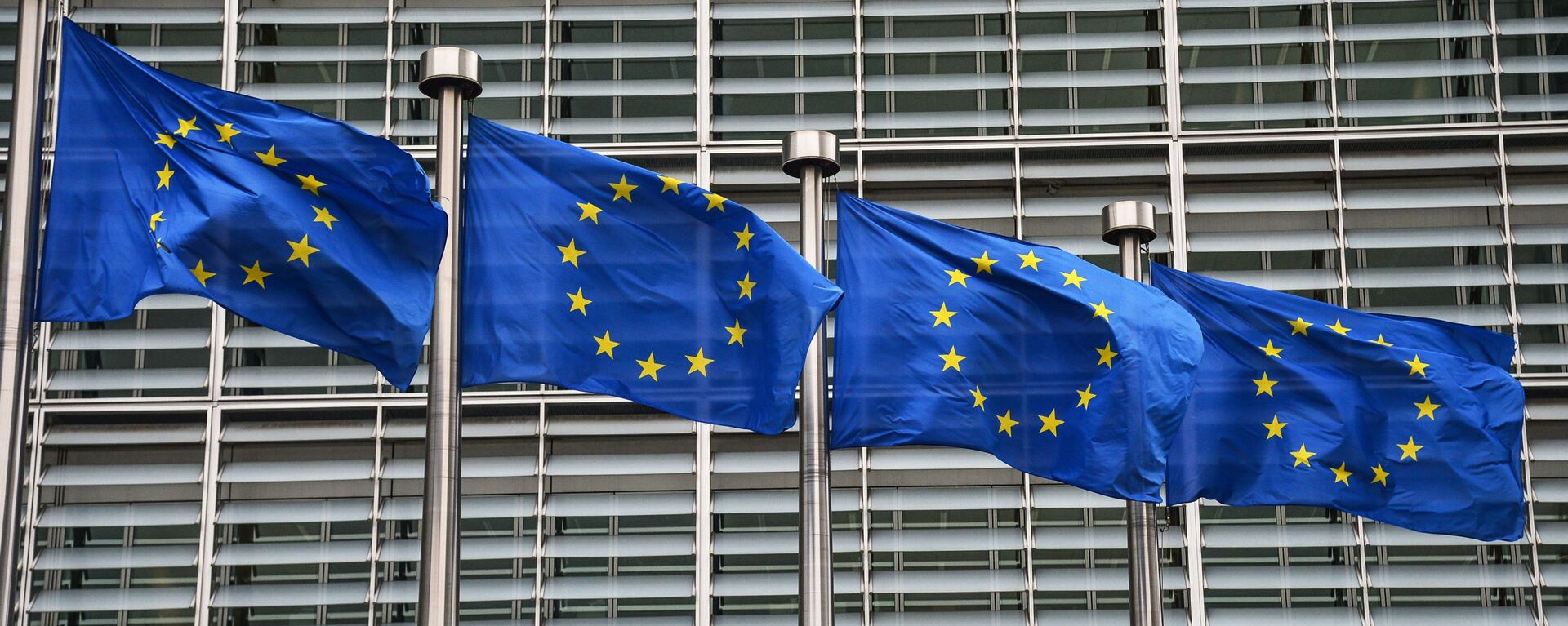 Флаги с символикой Евросоюза у здания Еврокомиссии в Брюсселе. - Sputnik Грузия, 1920, 25.07.2022