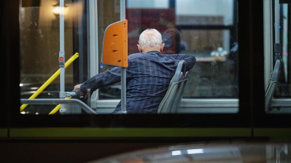Пожилой мужчина едет в автобусе - Sputnik Грузия