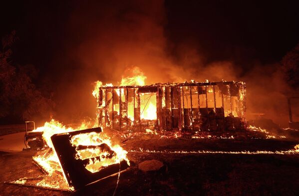 Департамент лесного хозяйства штата сообщил, что огонь полностью уничтожил 10 домов и повредил еще 5 - Sputnik Грузия