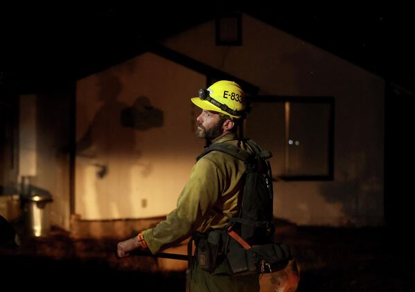 Тушением огня занимаются 11 пожарных расчетов общей численностью более 400 человек - Sputnik Грузия