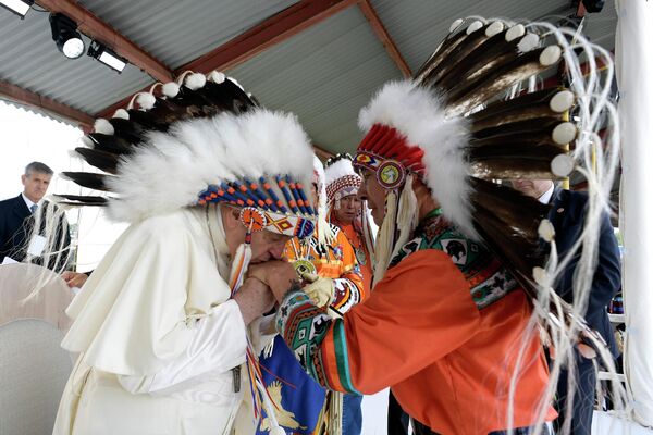 Папа Франциск в головном уборе, подаренном ему лидерами коренных народов в парке Мусква в Масквацисе, к югу от Эдмонтона, западная Канада - Sputnik Грузия