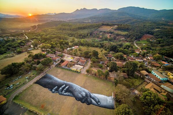 Вид с воздуха на произведение искусства французского художника Сайпе  - Sputnik Грузия