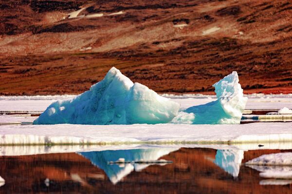 Айсберг в Северном Ледовитом океане - Sputnik Грузия