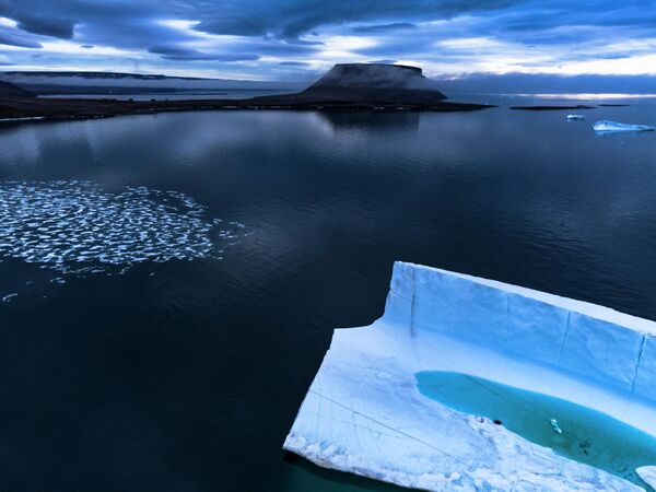 Таящий пруд внутри айсберга Гренландского ледяного щита - Sputnik Грузия
