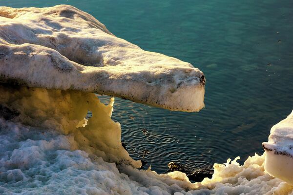 Айсберг тает в Баффиновой бухте недалеко от Питуффика, Гренландия. Исследование также показало, что морской лед, вероятно, тоньше, чем предыдущие оценки - Sputnik Грузия