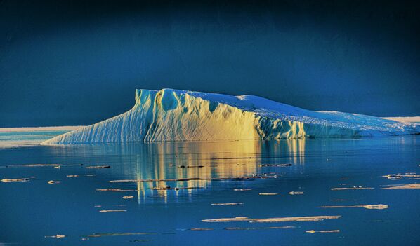 Больше века назад &quot;предок&quot; этого айсберга, отколовшийся от гренландского ледника, уничтожил величайший пароход в мире - &quot;Титаник&quot; - Sputnik Грузия